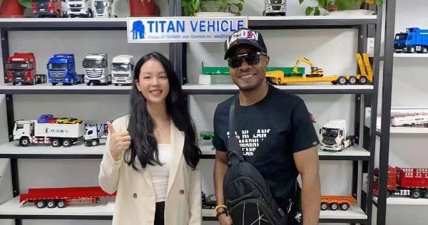 Djibouti Customer Come to Tongya Vehicle to Buy 3 Axle 60 Ton China Stake Semi Trailer